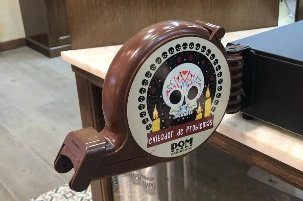 Dom Peluqueros RÍO Shopping en Arroyo de la Encomienda: barbería