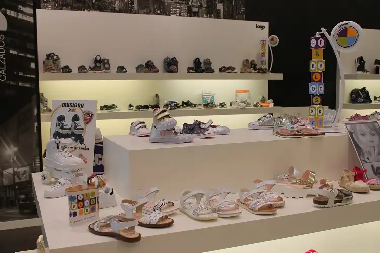 Loogo RÍO Shopping en Arroyo de la Encomienda: tienda de calzado