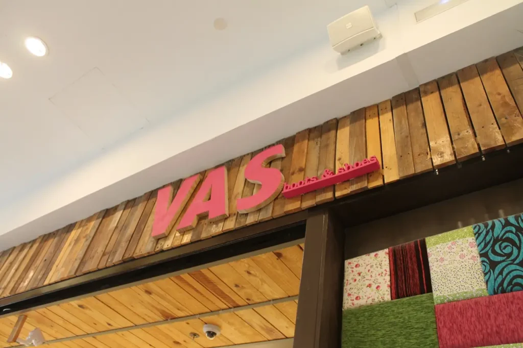 VAS RÍO Shopping en Arroyo de la Encomienda: tienda de calzado