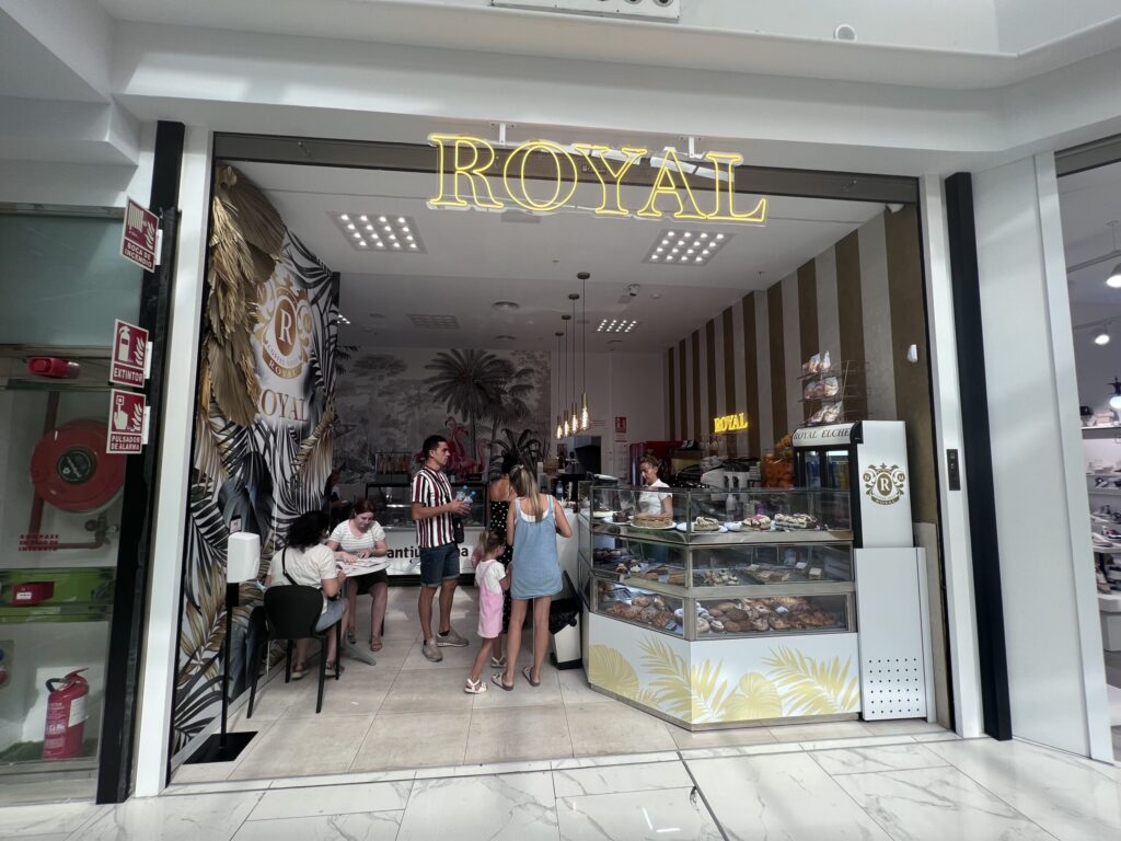 Royal Elche Coffee Shop L’Aljub: cafetería