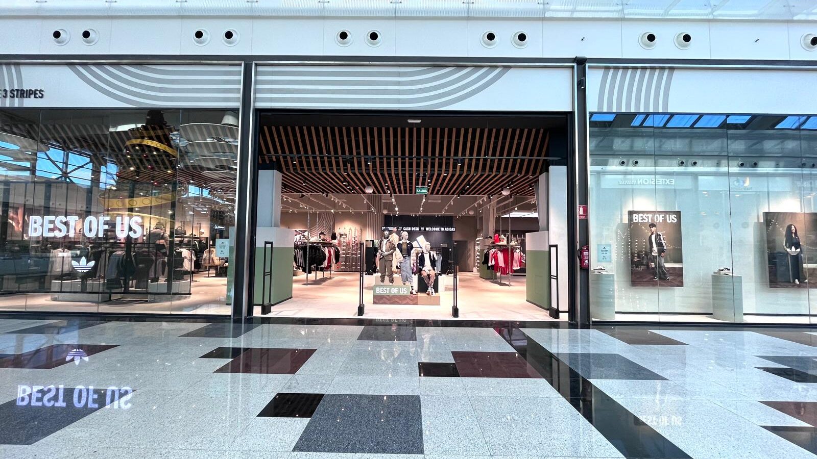 Adidas Nevada Shopping en Armilla: tienda de deporte